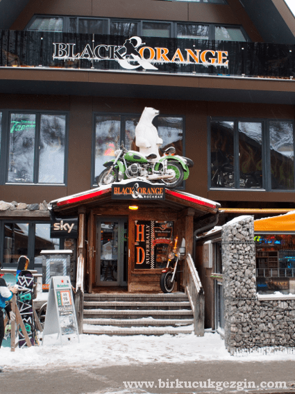 Merkezdeki bir rock bar..